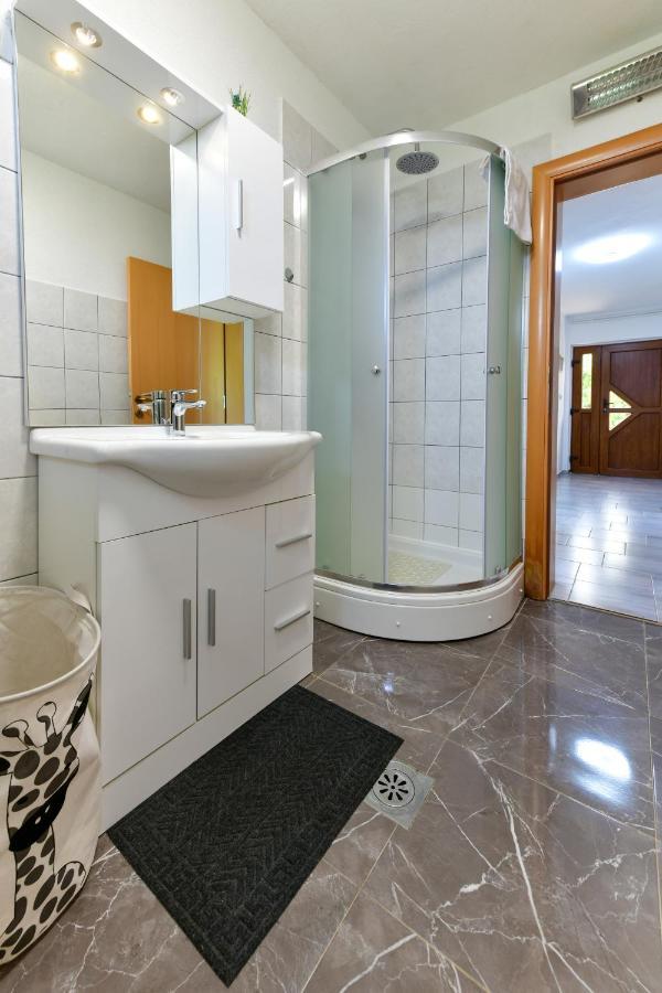 דרז'ניק גראד Apartman Plum Plitvice מראה חיצוני תמונה